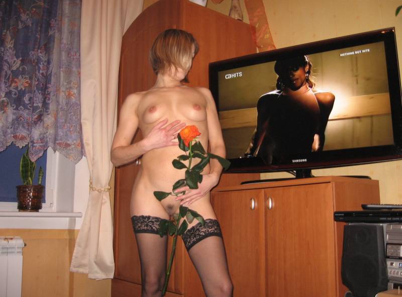 Бывалая давалка хвастается красивым телом - секс порно фото