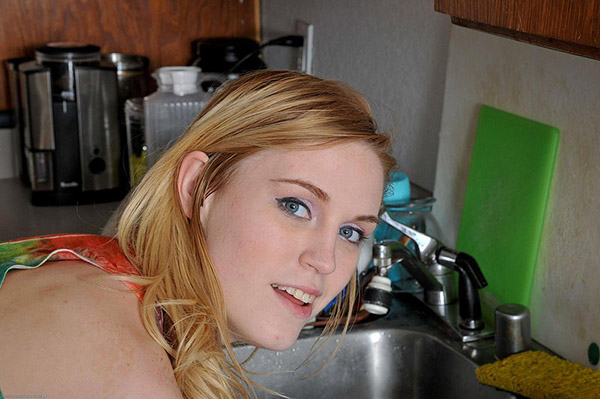 Рыжеволосая кухарка обнажила волосатую киску - секс порно фото