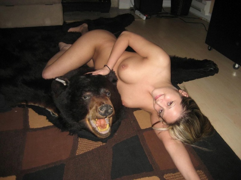 Оголенная красотка извивается на шкуре медведя - секс порно фото