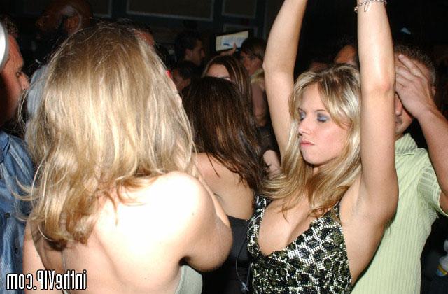 Беспардонная Марина отдалась парню в ночном клубе - секс порно фото