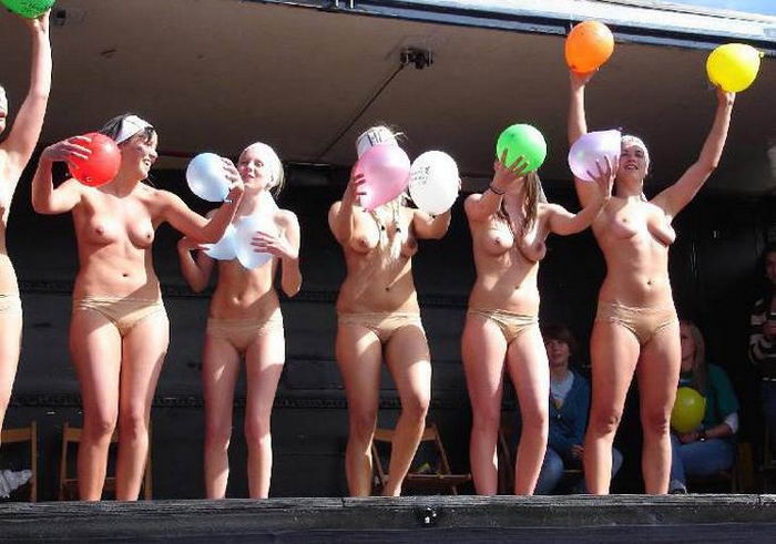 Студентки оголили бюсты на пенной вечеринке - секс порно фото