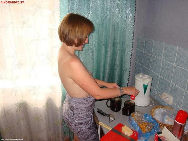 Горячая домохозяйка позирует в чулках с голой киской - секс порно фото