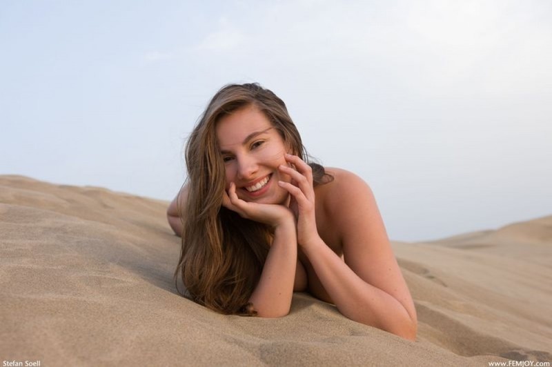 Нагая красавица позирует на песчаных дюнах - секс порно фото