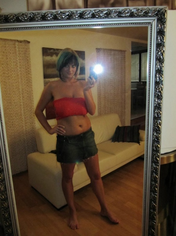 Домохозяйка с большими натуральными сиськами показывает стриптиз перед зеркалом - секс порно фото