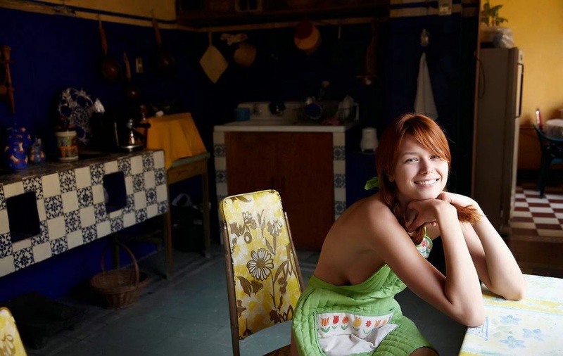Рыженькая домохозяйка на кухне одела фартук на голое тело - секс порно фото