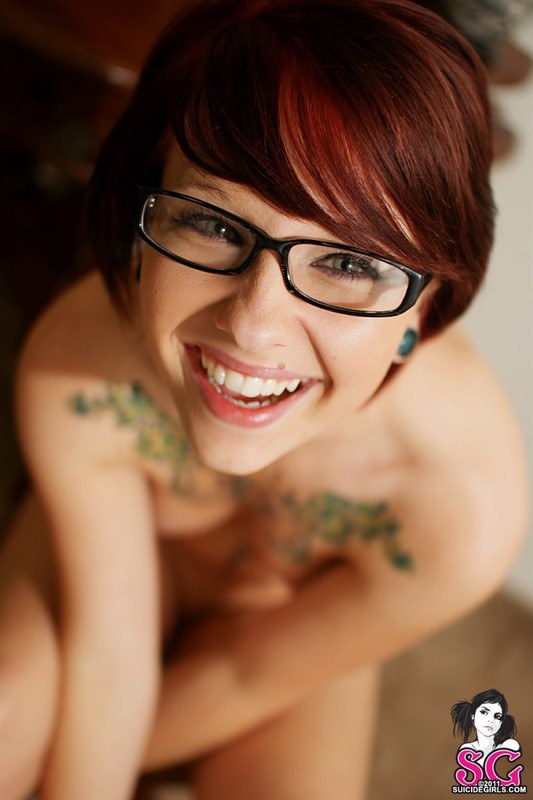 Рыжеволосая бестия в очках показывает татуированное тело - секс порно фото