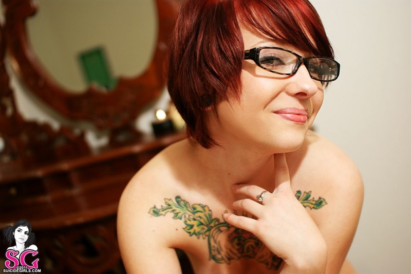 Рыжеволосая бестия в очках показывает татуированное тело - секс порно фото